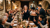 Fête des 50 ans dans une salle de restaurant, quarante invités de quatre générations lèvent leur verre