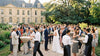 Vin d'honneur de mariage dans le jardin d'un château d'Île-de-France, invités aux tables hautes