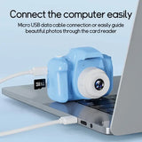 Appareil photo dinosaure bleu clair connecté à un ordinateur portable par USB