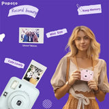 Appareil photo instantané couleur enfant avec tirages photo et étiquettes sur fond violet