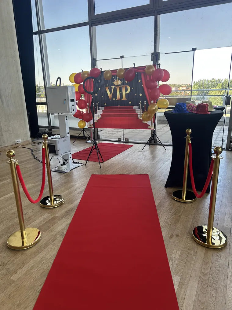 Installation photobooth Le Cadre Magique avec tapis rouge, potelets dorés et décor VIP